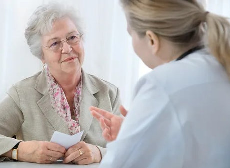 doctor explaining diagnosis